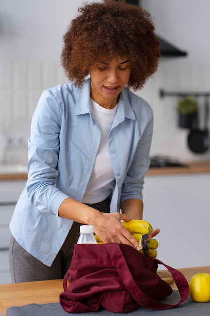 Mittlere Schussfrau mit Bananen