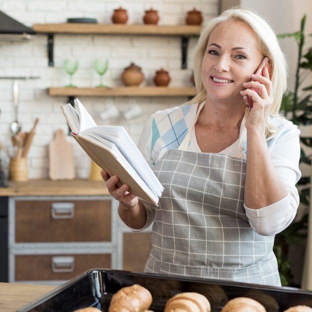 Mittlere Schussfrau mit Buch sprechend am Telefon