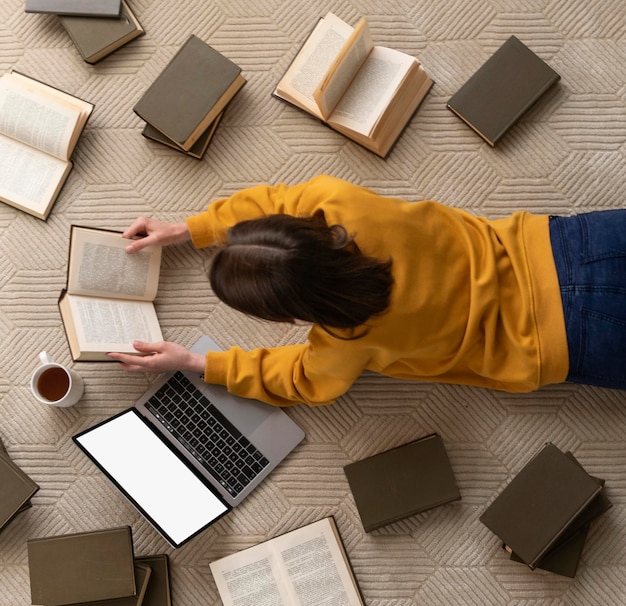 Kostenloses Foto mittlere schussfrau mit büchern