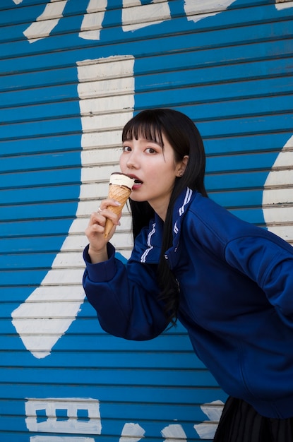 Kostenloses Foto mittlere schussfrau mit eiscreme