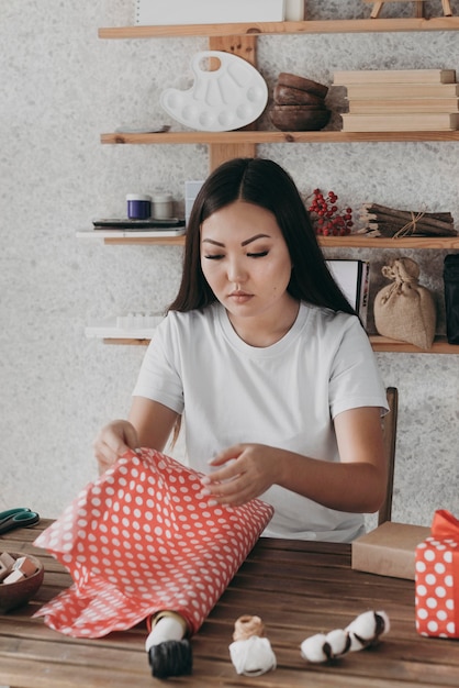 Mittlere Schussfrau mit Geschenkpapier