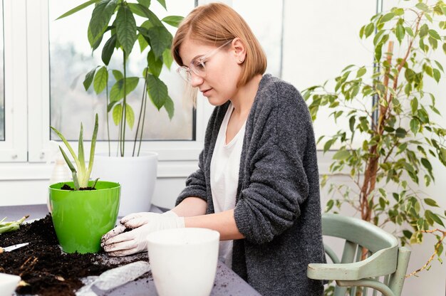 Mittlere Schussfrau mit Handschuhen im Garten