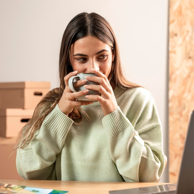 Mittlere Schussfrau mit Kaffeetasse