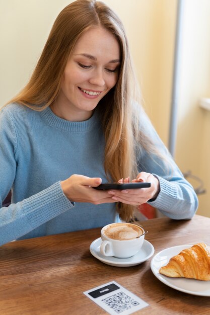 Mittlere Schussfrau mit Kaffeetasse