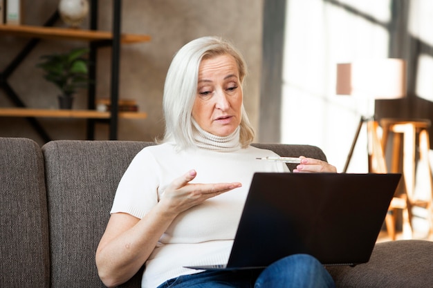 Mittlere Schussfrau mit Laptop