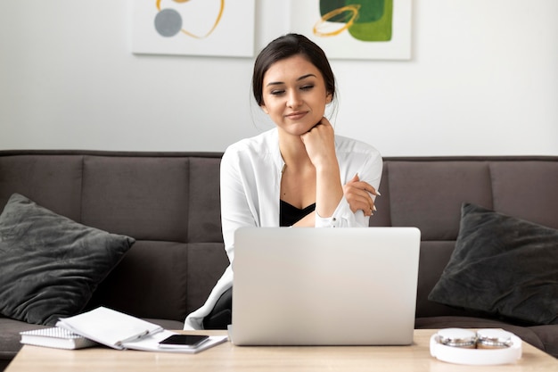 Kostenloses Foto mittlere schussfrau mit laptop