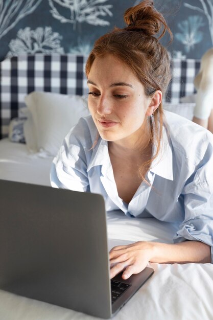 Mittlere Schussfrau mit Laptop