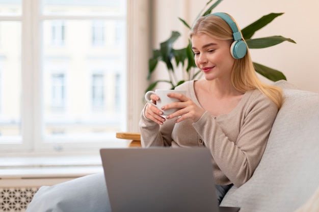 Mittlere Schussfrau mit Laptop