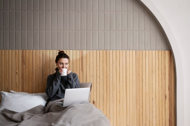 Mittlere Schussfrau mit Laptop