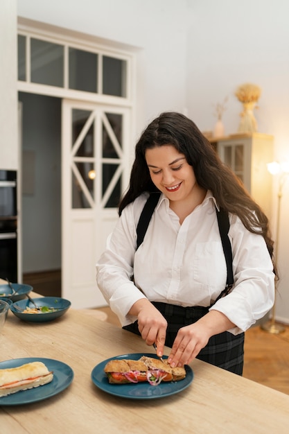 Mittlere Schussfrau mit leckerem Essen