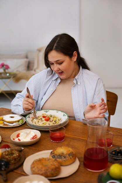 Mittlere Schussfrau mit leckerem Essen