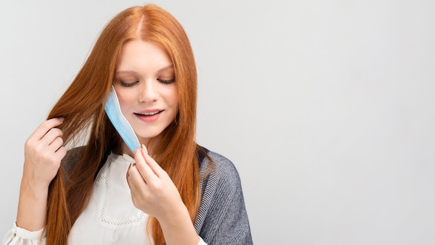 Mittlere Schussfrau mit Maske