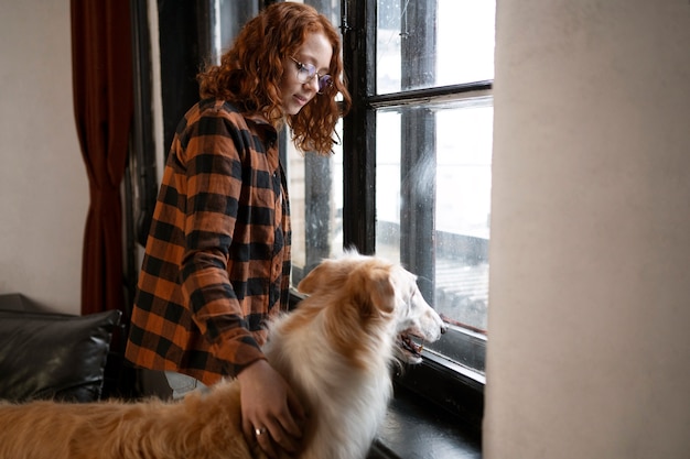 Kostenloses Foto mittlere schussfrau mit nettem windhundhund