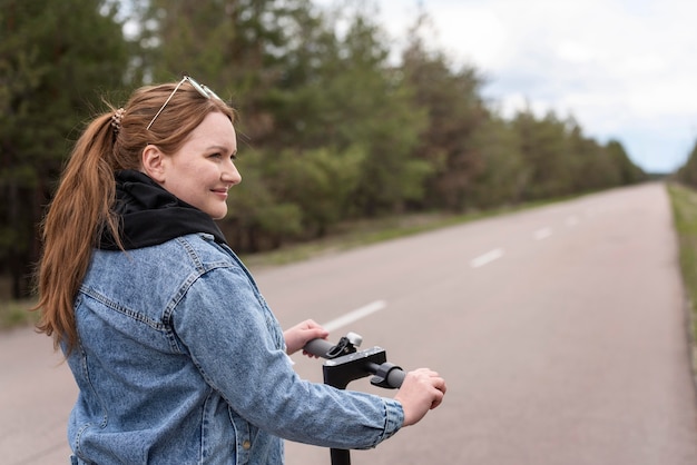 Kostenloses Foto mittlere schussfrau mit roller