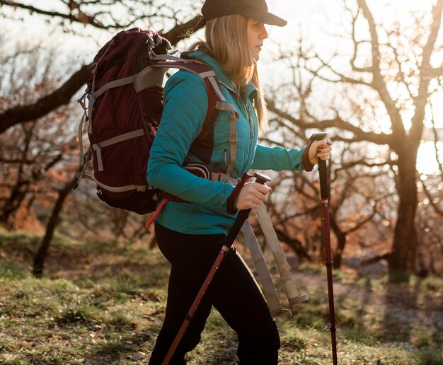 Mittlere Schussfrau mit Rucksack