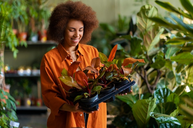 Kostenloses Foto mittlere schussfrau mit schönen blumen