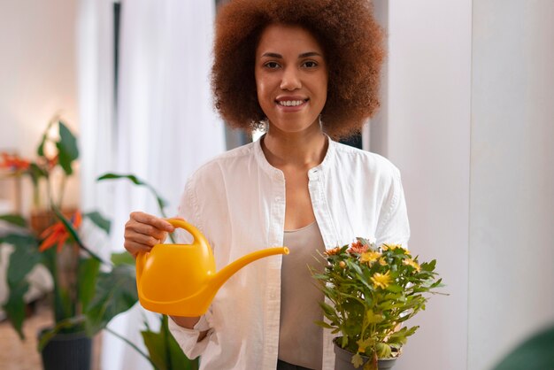 Mittlere Schussfrau mit schönen Blumen