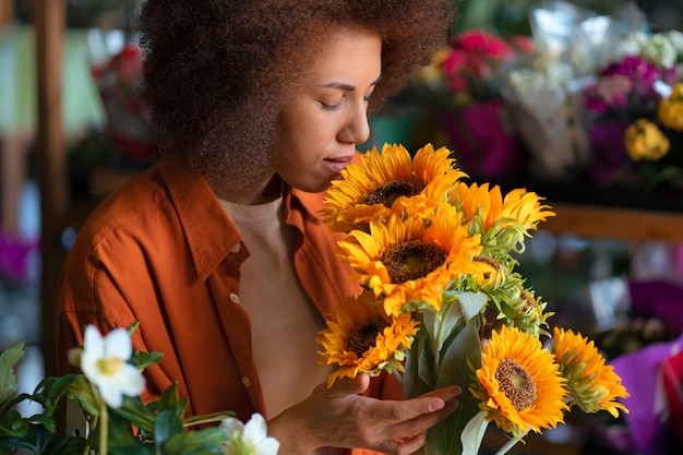 Mittlere Schussfrau mit schönen Sonnenblumen