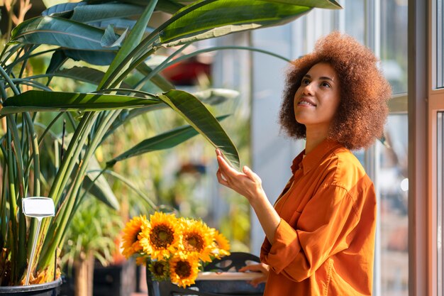 Mittlere Schussfrau mit schönen Sonnenblumen