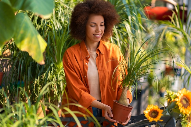 Mittlere Schussfrau mit schönen Sonnenblumen