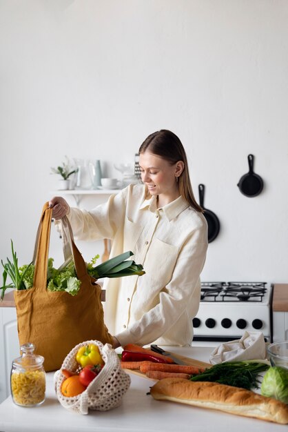 Mittlere Schussfrau mit Segeltuchtasche