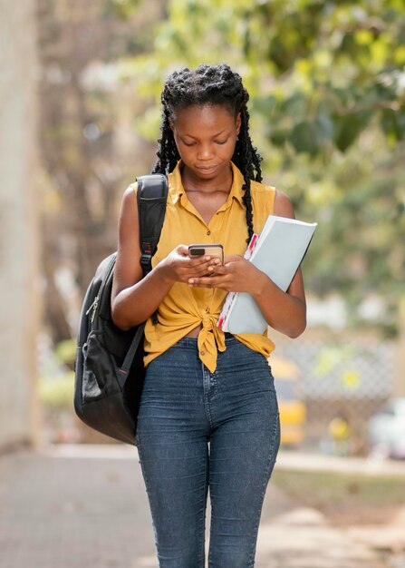 Mittlere Schussfrau mit Smartphone