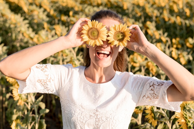 Mittlere Schussfrau mit Sonnenblumen