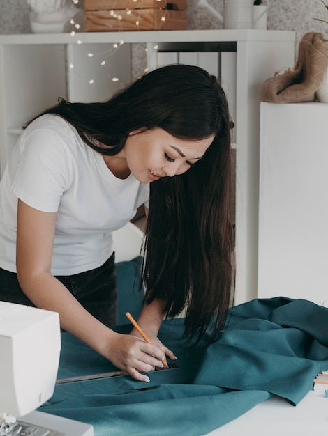 Kostenloses Foto mittlere schussfrau mit stift und lineal