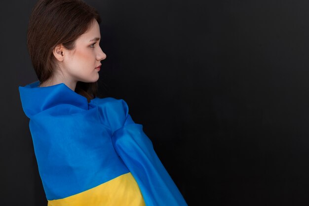 Mittlere Schussfrau mit ukrainischer Flagge