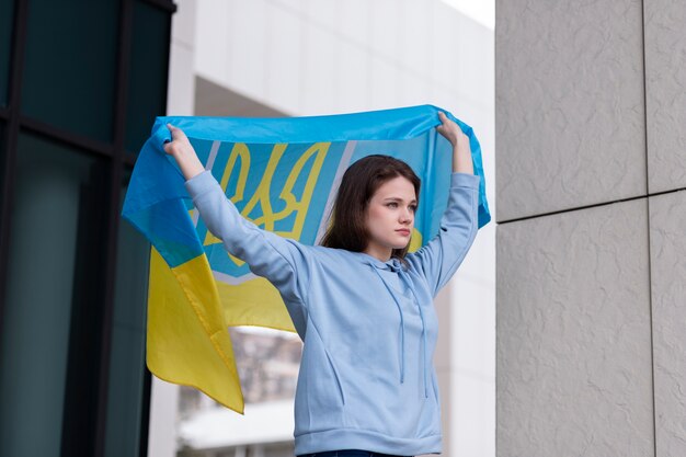 Mittlere Schussfrau mit ukrainischer Flagge