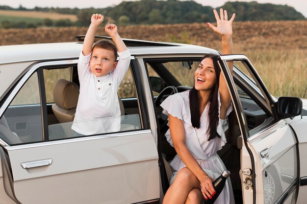 Mittlere Schussfrau und Kind im Auto