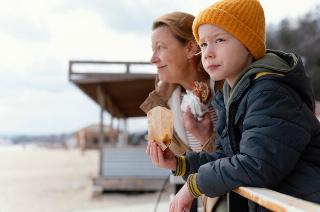 Mittlere Schussfrau und Kind im Freien