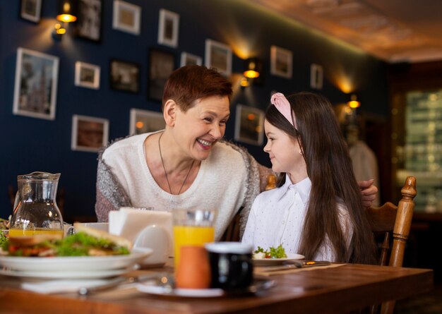 Mittlere Schussfrau und -mädchen mit Essen