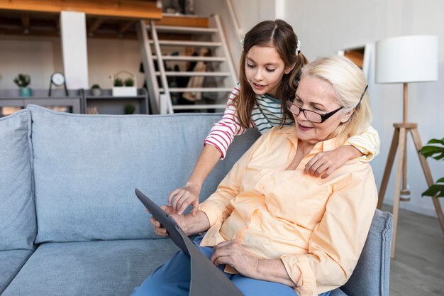 Mittlere Schussfrau und -mädchen mit Tablette