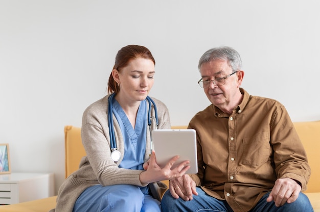 Mittlere Schussfrau und -mann mit Tablette