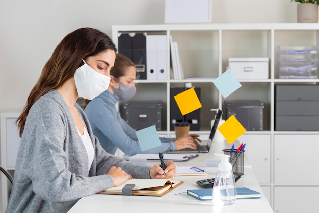 Mittlere Schussfrauen arbeiten