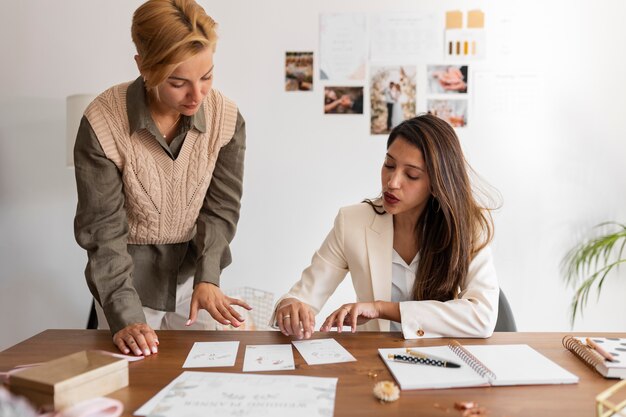 Mittlere Schussfrauen, die als Hochzeitsplaner arbeiten