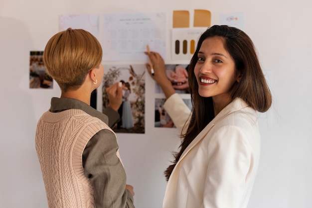 Mittlere Schussfrauen, die als Hochzeitsplaner arbeiten