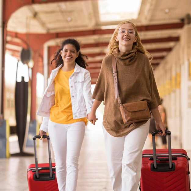 Mittlere Schussfrauen, die Gepäck tragen