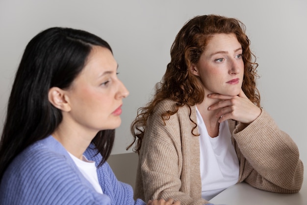 Kostenloses Foto mittlere schussfrauen, die hände halten