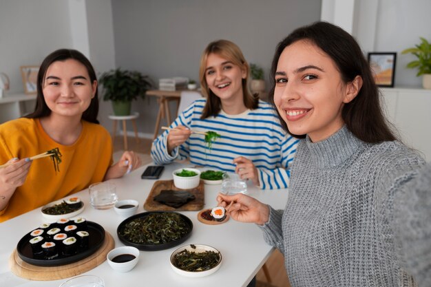 Mittlere Schussfrauen, die Selfie nehmen