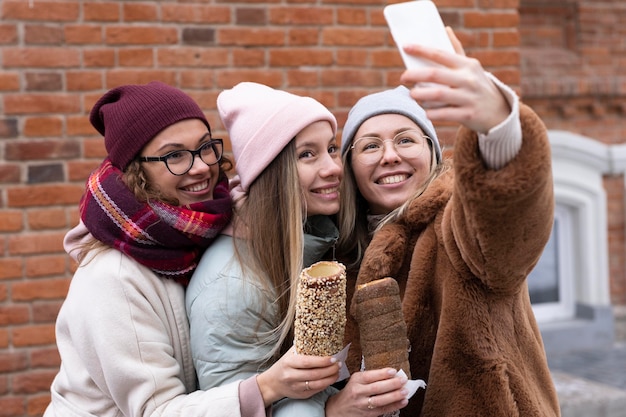 Mittlere Schussfrauen, die Selfies nehmen