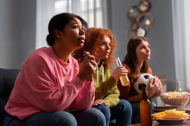 Mittlere Schussfrauen, die Sport aufpassen