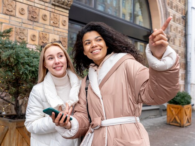 Mittlere Schussfrauen, die wegschauen