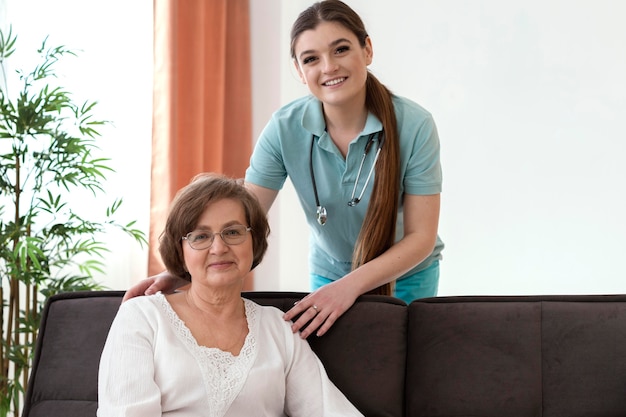 Mittlere Schussfrauen, die zusammen aufwerfen
