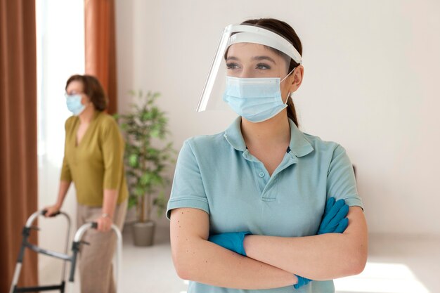 Mittlere Schussfrauen mit Gesichtsmasken