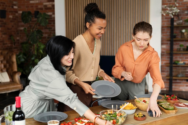 Mittlere Schussfrauen mit leckerem Essen