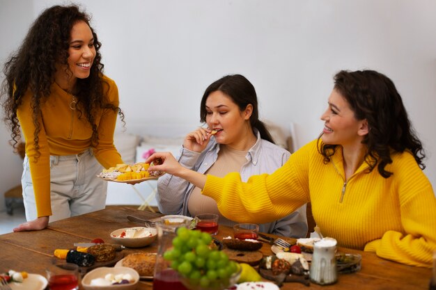 Mittlere Schussfrauen mit leckerem Essen