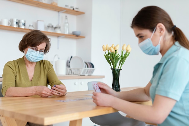 Mittlere Schussfrauen mit Masken