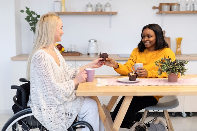 Mittlere Schussfrauen mit Muffin